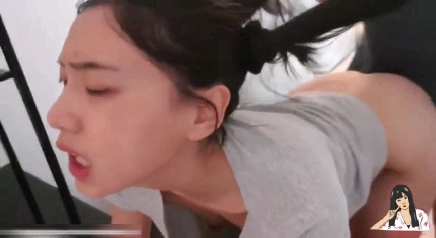 網紅留學生劉玥被男友拽著頭髮後入