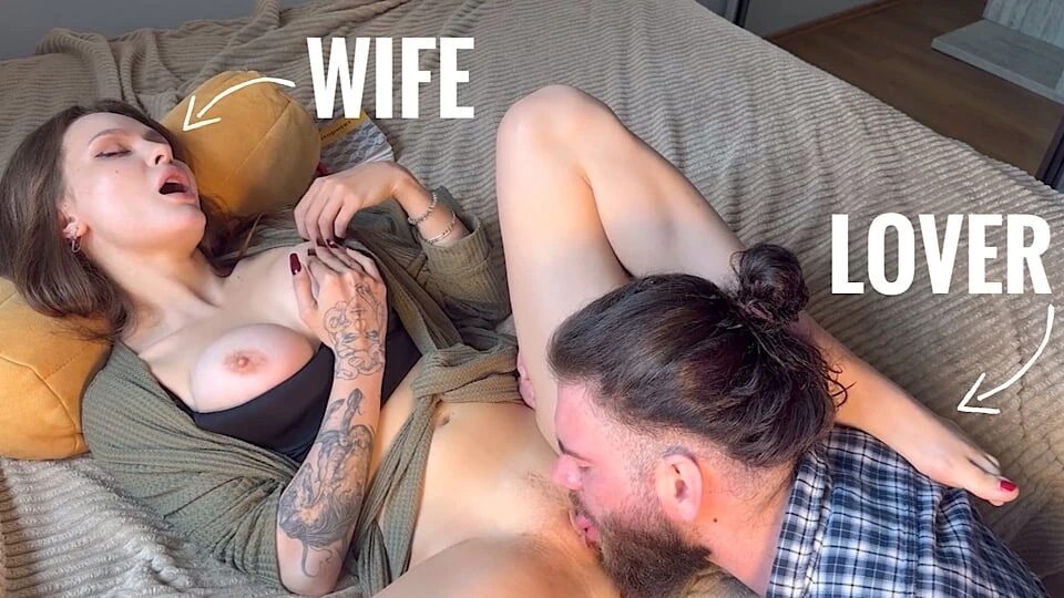 妻子欺騙丈夫並多次達到性高潮。她以前從來沒有噴過