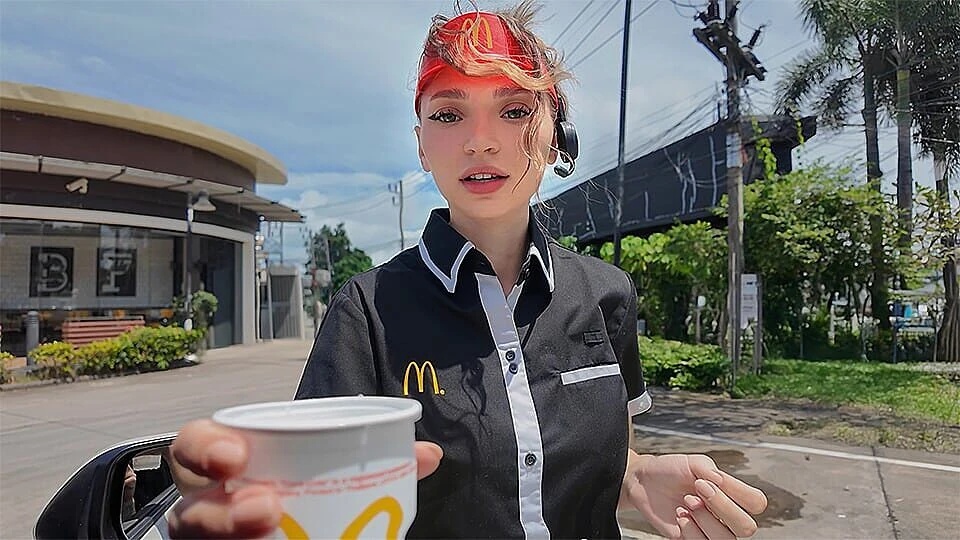 麥當勞女孩為了修復她的錯誤而做愛