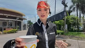 麥當勞女孩為了修復她的錯誤而做愛