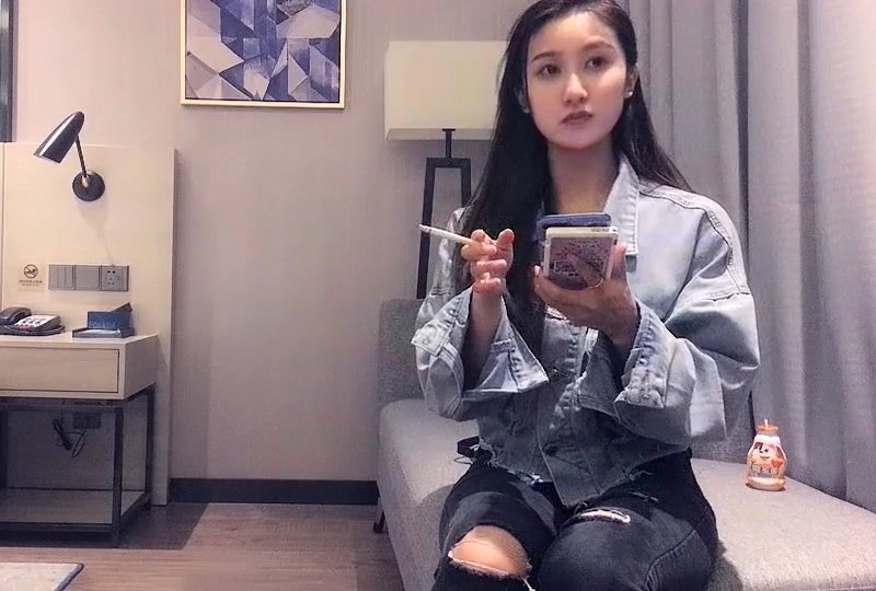 ERUN-051 高顏值女神大長腿，沙發摳穴啪啪