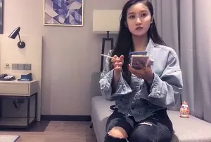 ERUN-051 高顏值女神大長腿，沙發摳穴啪啪
