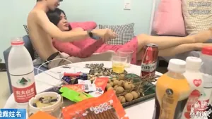 強操40歲老阿姨（爾虞我詐）瘦猴勾搭良家正片