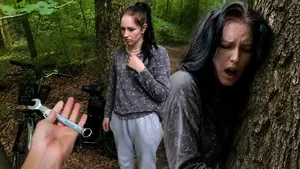 愚蠢的黑髮女郎在樹林里弄壞了腳踏車，竟然用自己的身體來支付修理費！