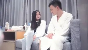 【大熊探花】深夜場約了個極品高顏值襯衣牛仔褲妹子，沙發上摸逼調情