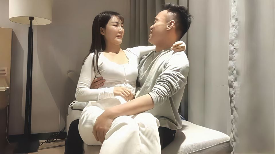 【步賓探花】極品長相甜美眼鏡萌妹子沙發上啪啪，坐在身上互摸調情