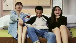 【極品探花】雙飛大戰，牛仔長裙美女浴室一起洗澡