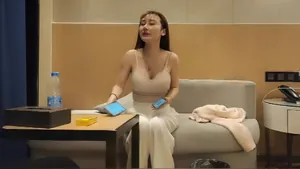 【壹屌探花】深夜場高顏值大奶妹子，口交上位騎坐