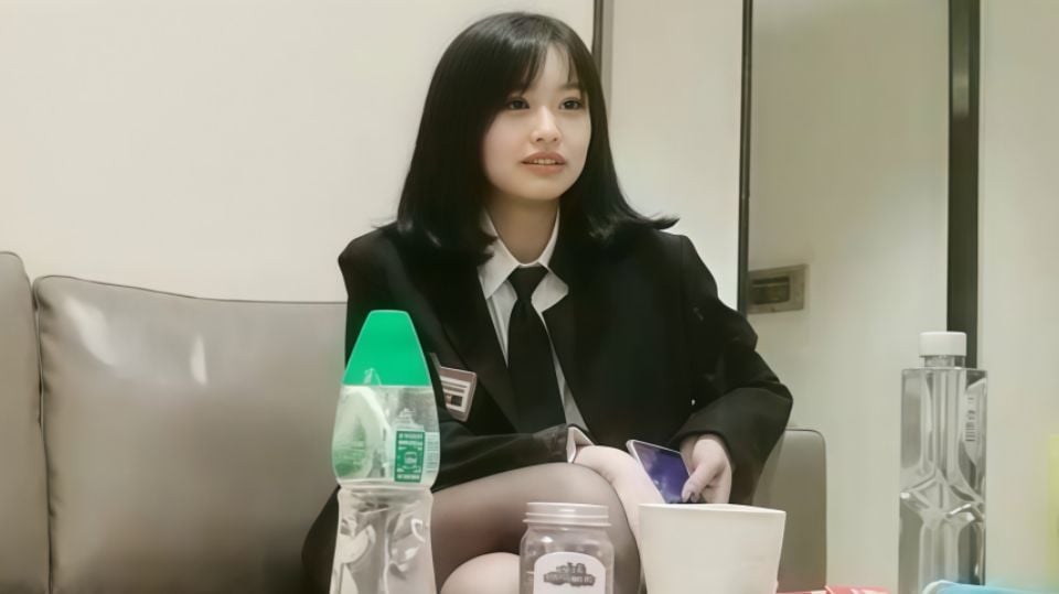 【91沈先森】黑色外套短裙大奶妹子，抹上潤滑油抬腿猛操
